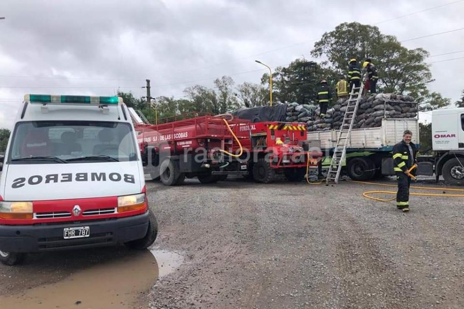 En llamas: se incendió la carca de un trasporte y tuvieron que intervenir los bomberos