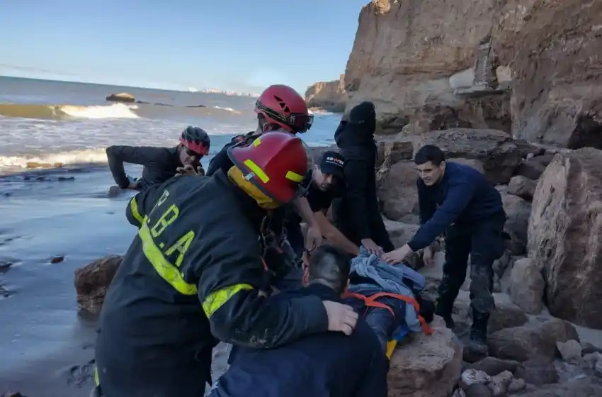 Un hombre con capacidades diferentes cayó desde un acantilado