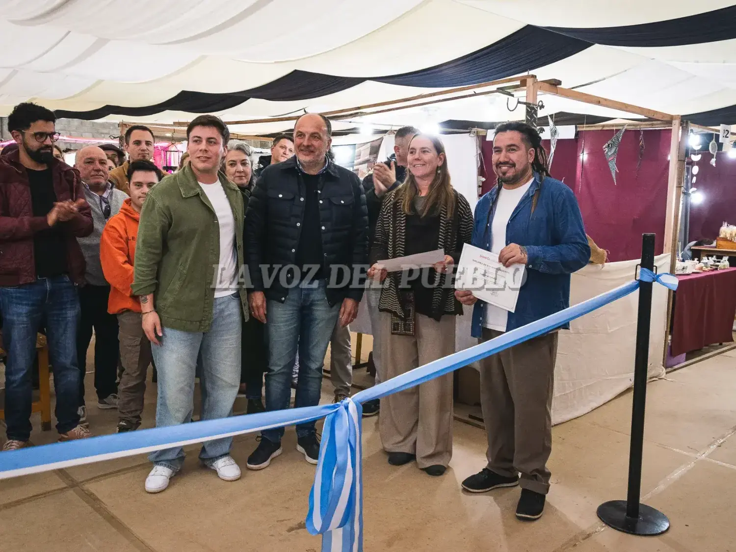 Tomás Paniga, el intendente Pablo Garate, Julia Sequeira y Luciano de Cortázar