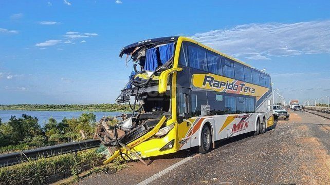 Fuerte choque entre un camión y un colectivo en la Ruta 168