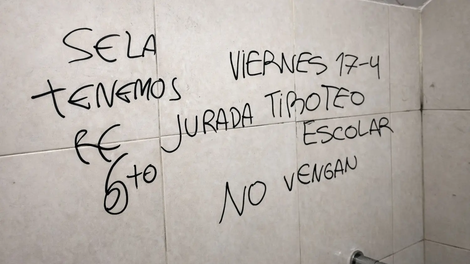 Una de las pintadas que aparecieron en escuelas de Pilar.
