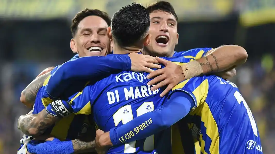 Festeja Rosario Central, con un abrazo que envuelve a Di María, el Canalla goleó a Universidad Central de Venezuela y se clasificó a octavos de final. PH: FOTOBAIRES.