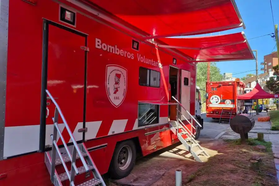 El grupo, que integran más de 60 personas en total entre brigadistas y demás personal abocado a tareas específicas, es coordinado por la Secretaría de Protección Civil de la Provincia de Santa Fe y partió el lunes desde Rosario a Villa Gesell.