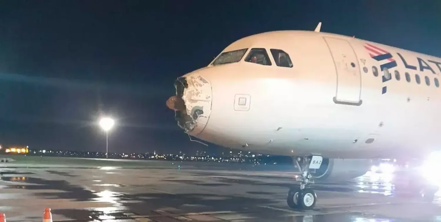 Pánico en un vuelo por una fuerte tormenta en Paraguay