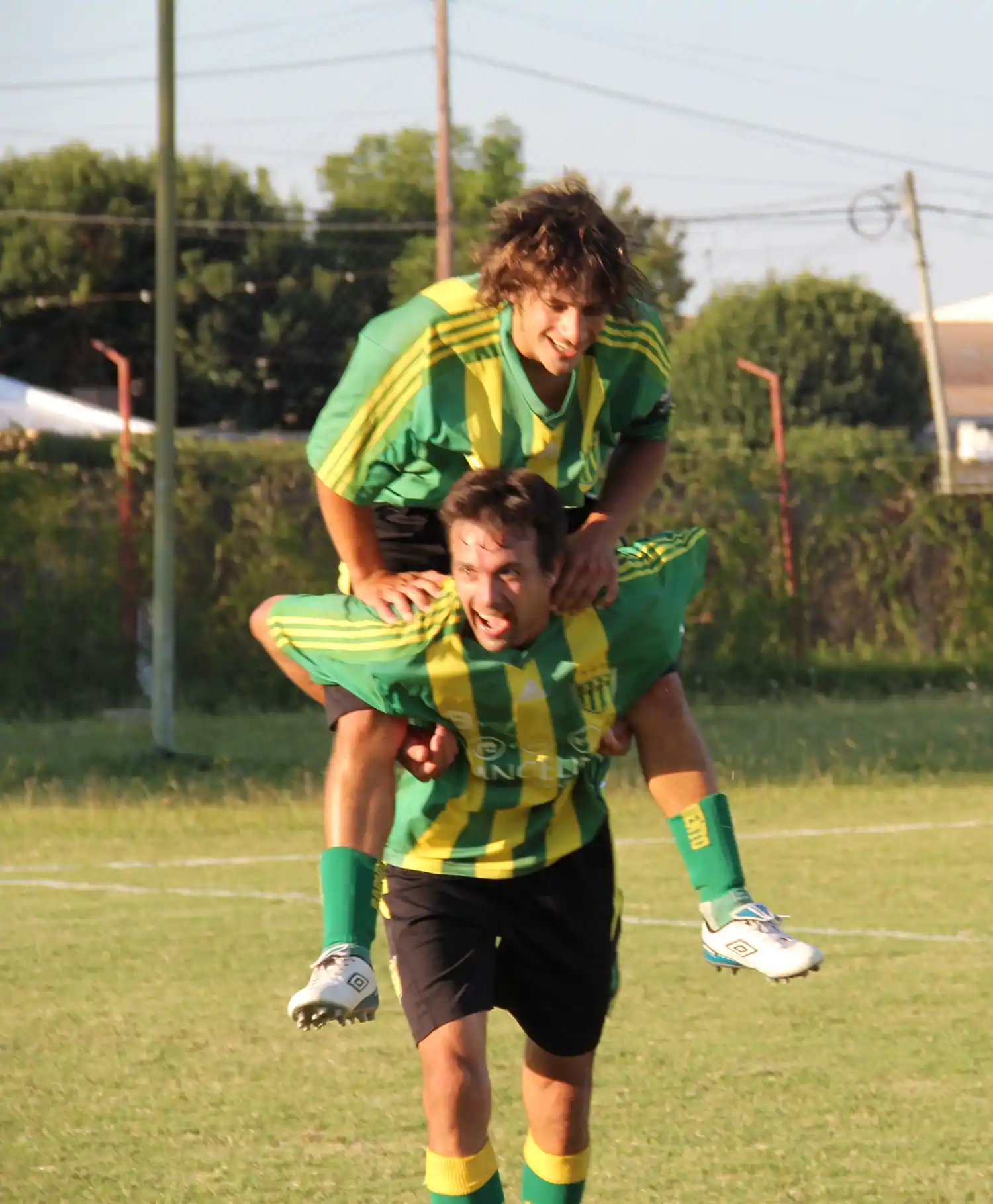 Sarmiento se despertó en el segundo tiempo y le robó un punto a Juventud   