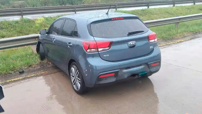 Bajo la lluvia, una conductora chocó su auto contra guardarrail de autovía Artigas