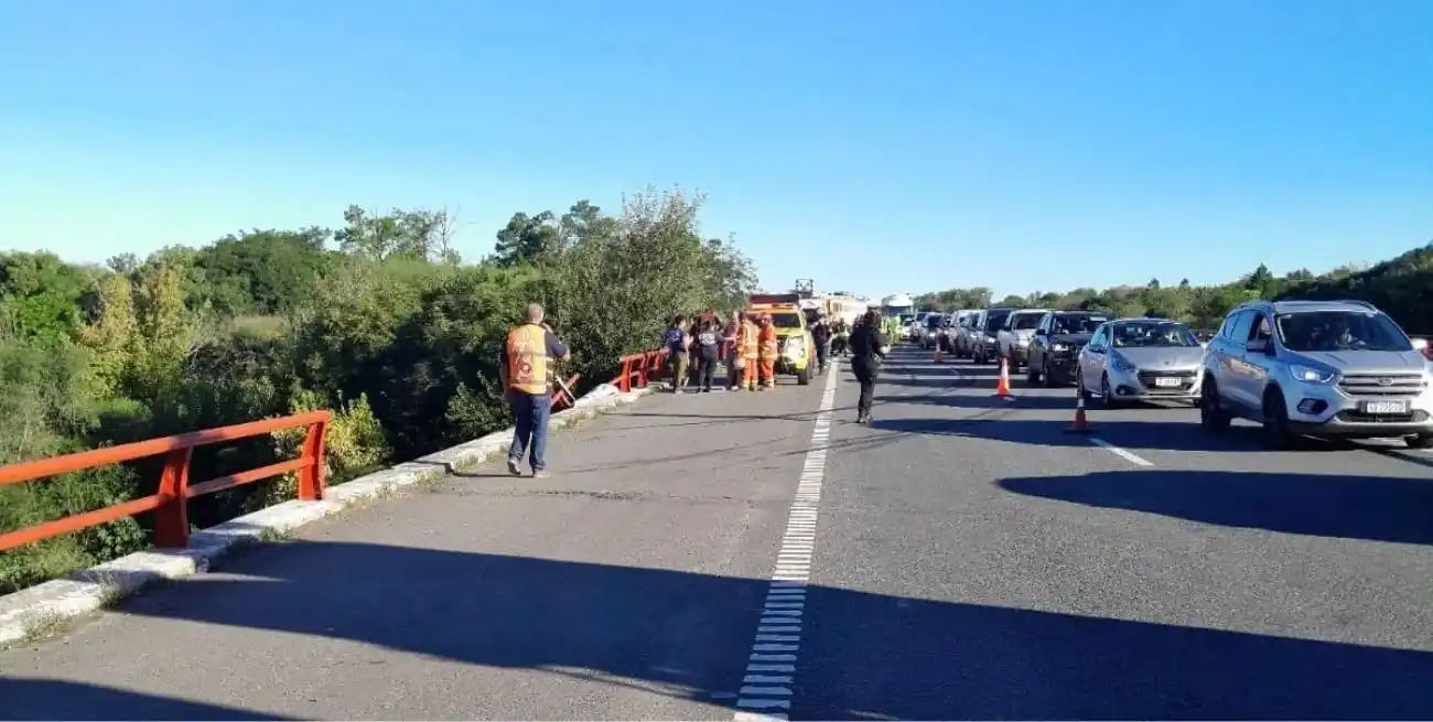 Autopista Rosario–Santa Fe: despiste de camión en el km 30, a la altura de Villa La Ribera.
