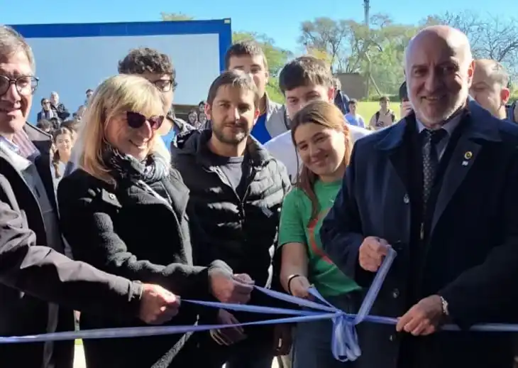 El rector de la Unicen, Marcelo Aba, participó del acto de inauguración del nuevo espacio deportivo en Olavarría.