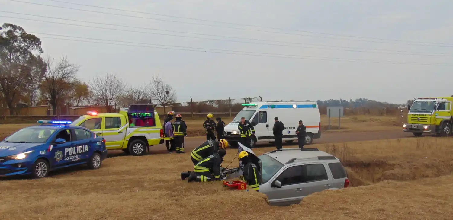 El automóvil impactó con un alcantarillado. Crédito: Bomberos de Venado Tuerto.