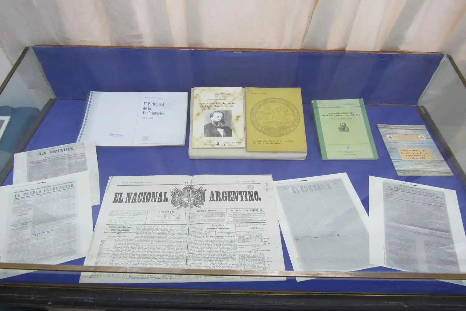 Habrá una muestra de libros y diarios por el Día del Periodista