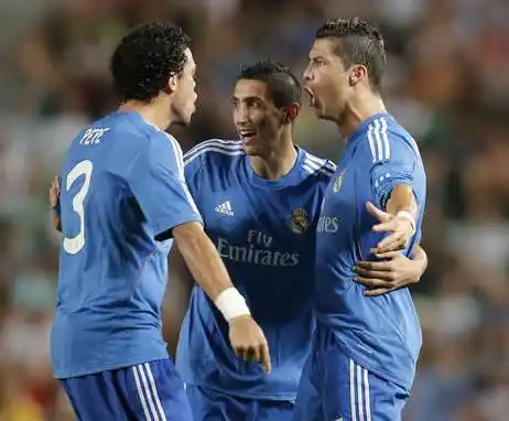 Gracias a un polémico penal, el Madrid ganó y sigue de cerca a Barcelona