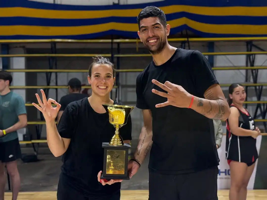 Manolo y Vicky Sava, su asistente, festejando con su tercera copa en el semestre, cuarta en el año.
