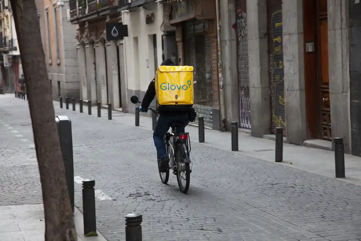 Miles de repartidores venezolanos serán asalariados en España