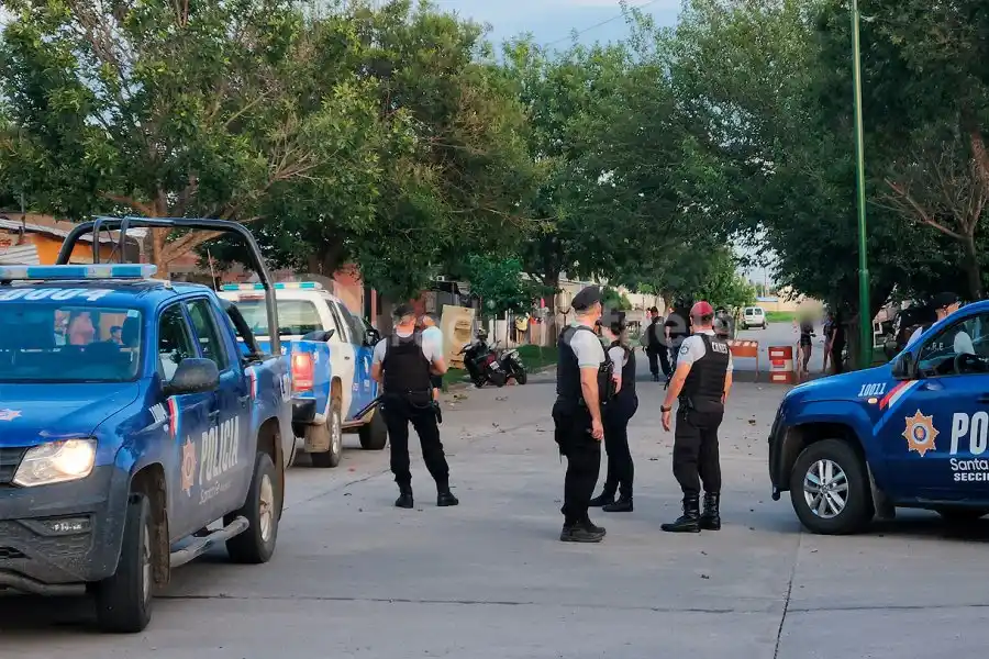 La abrazó y le dijo “te voy a matar”: también la encerró en la pieza y la agredió