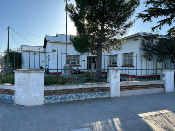 La Escuela 501 logró reunir los 800 litros de pintura para renovar su edificio
