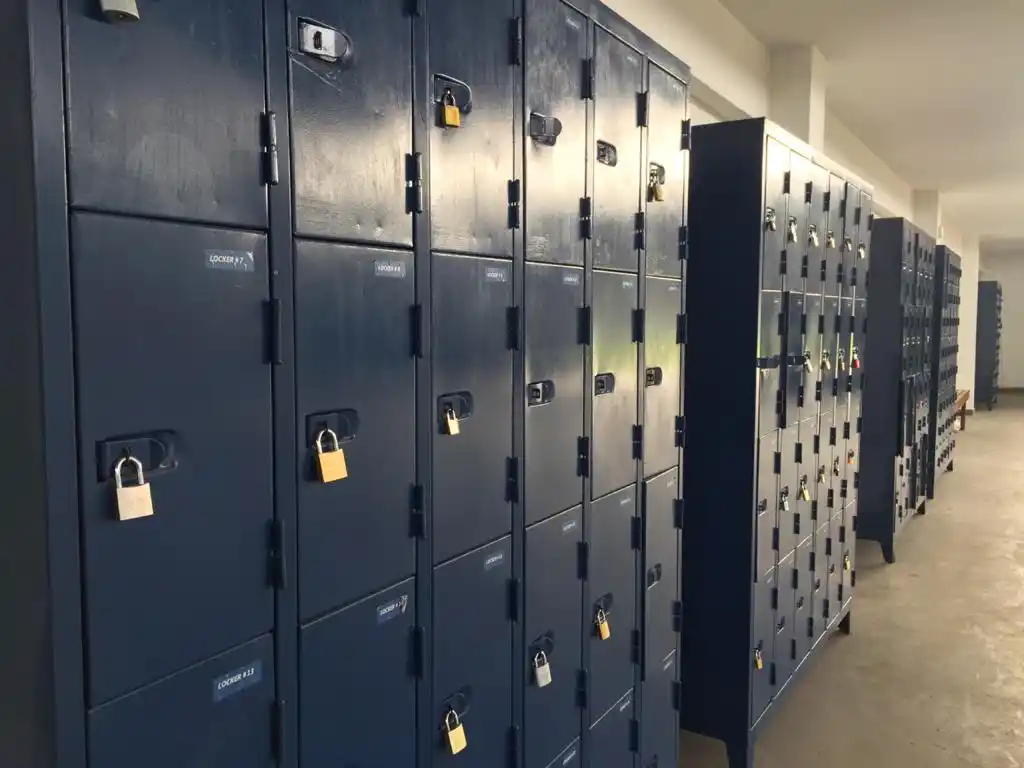 Imputaron a dos alumnos por tener un kilo de marihuana escondido en el colegio