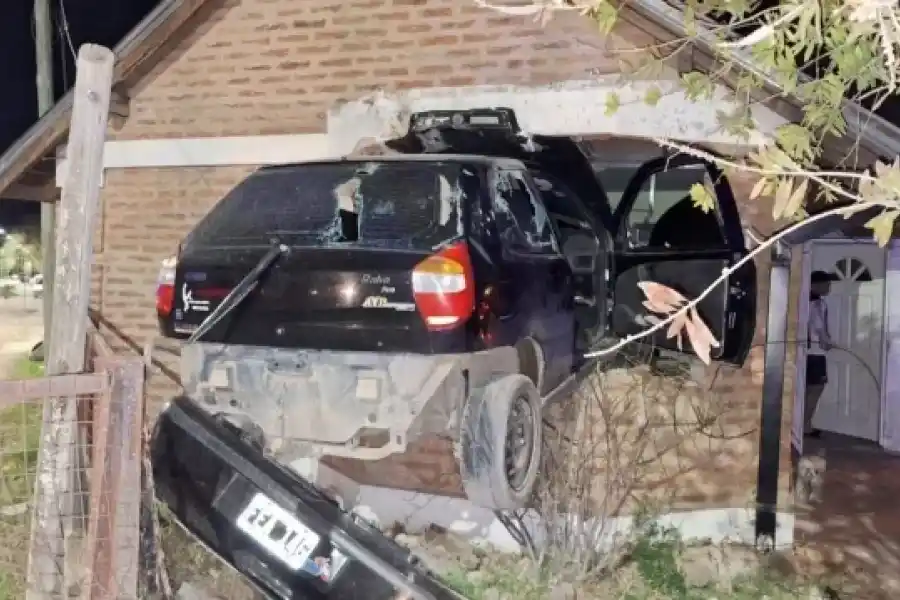 Drogado y al palo: atravesó una pared y terminó incrustado en un dormitorio