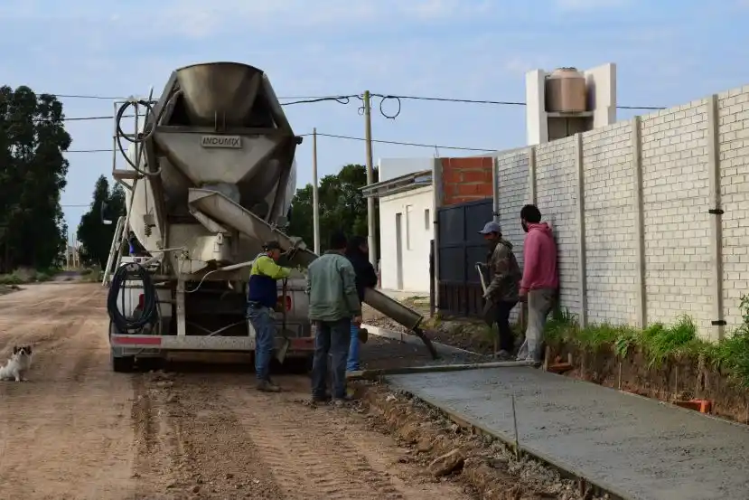 SAN CAYETANO: Cambian aberturas y construyen veredas