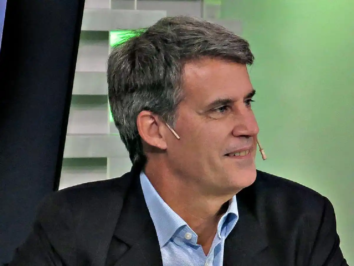 Prat Gay: "Se están fugando 2.500 millones de dólares por mes"
