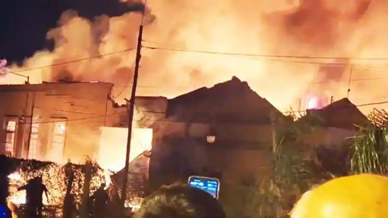 Impactante explosión e incendio de magnitud en una fábrica de químicos en Buenos Aires.