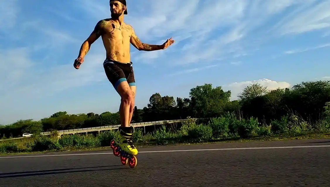 Un patinador unirá Merlo con Cartagena en rollers