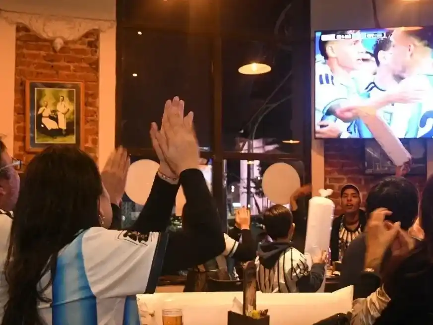 La demanda de energía baja cuando los hinchas miran el partido. Crédito: Manuel Fabatía.