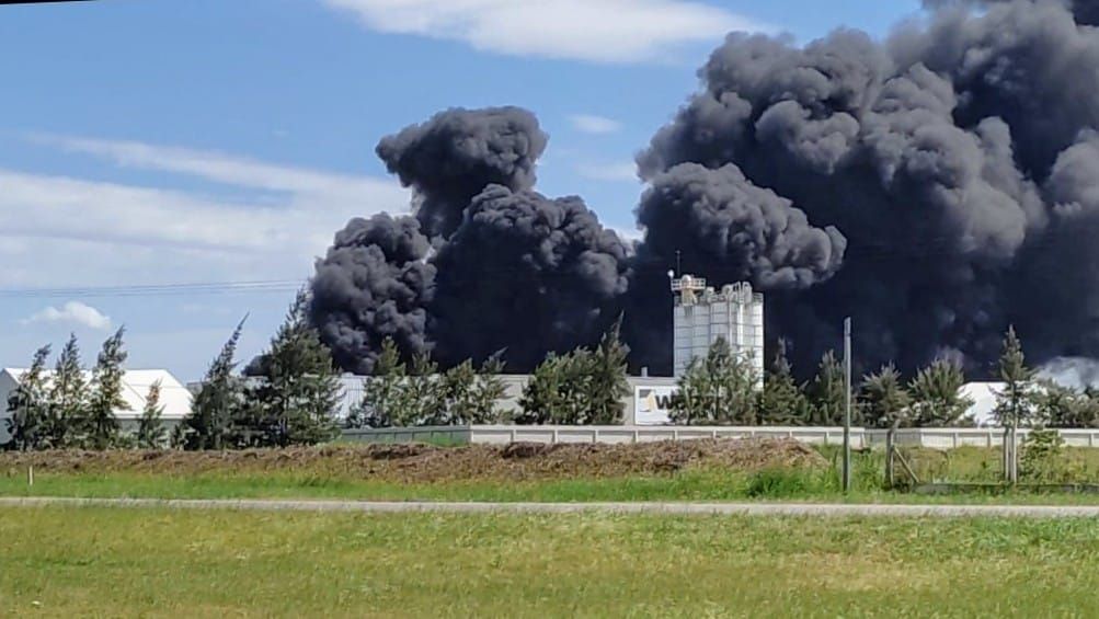 Voraz incendio en una fábrica de solventes