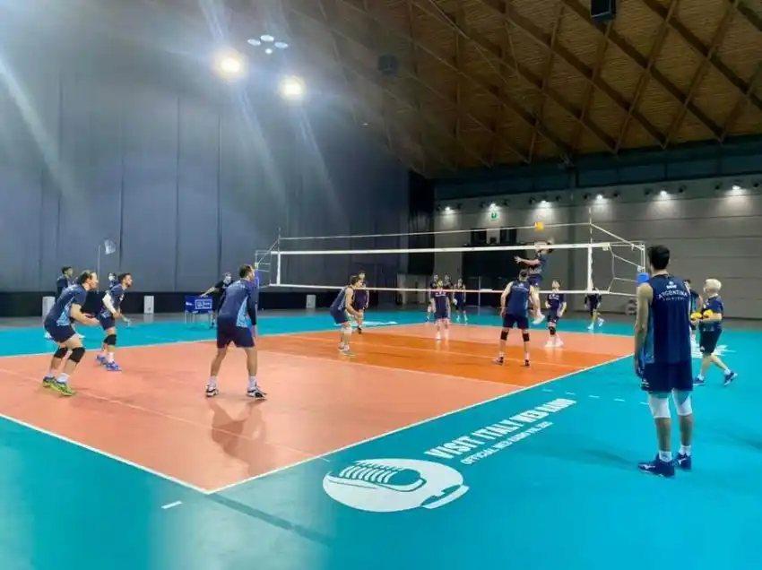 Con todo el plantel en Rimini, Argentina comienza la tercera fecha ante Italia