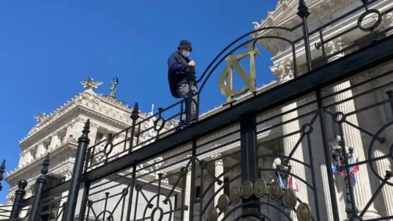Se encadenó al Congreso para que el Gobierno deje de "controlarnos la mente" con "armas psicotrónicas"