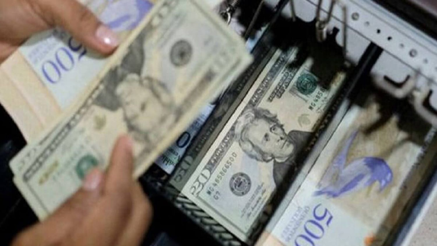 ¡DE 100 USD EN ADELANTE! BDV reajusta monto para retiros en dólares