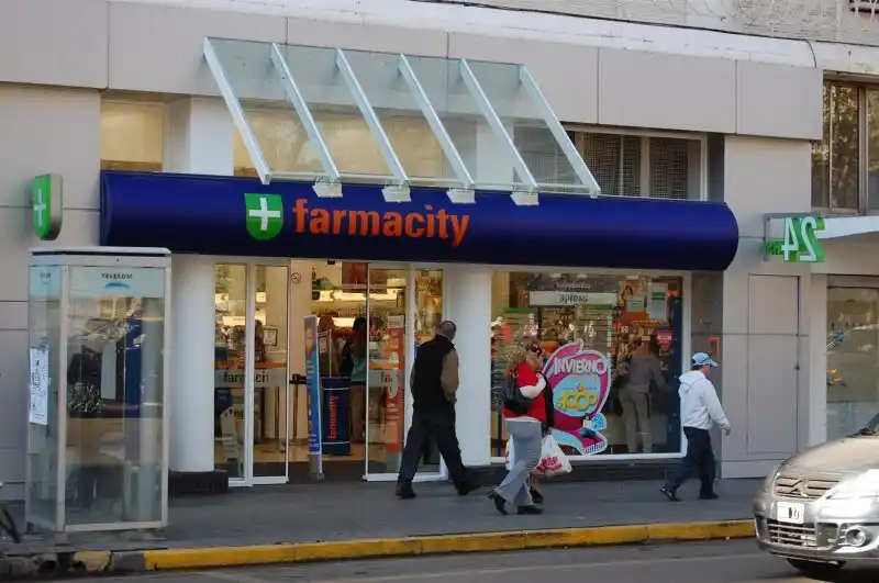 Farmacéuticos bonaerenses realizan abrazo simbólico a la Corte contra el avance de Farmacity