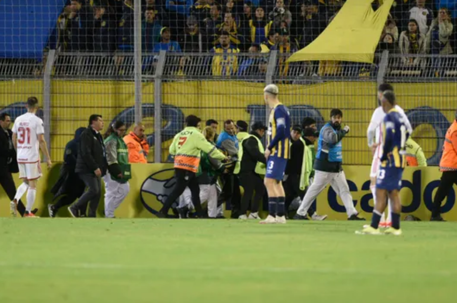 La mujer herida por la caída de un hombre desde la tribuna superior es trasladada al hospital. Foto: La Capital | Foto: La Capital / Leonardo Vincenti