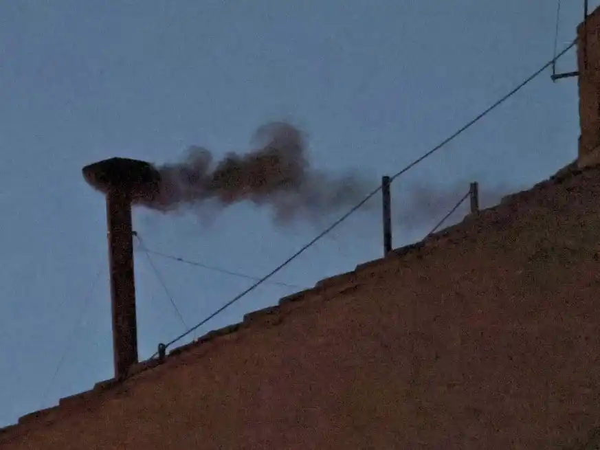 Humo negro emerge de la chimenea de la Capilla Sixtina en el día 1 del Cónclave para elegir al nuevo sucesor de San Pedro. Foto: Reuters / Hannah McKay.