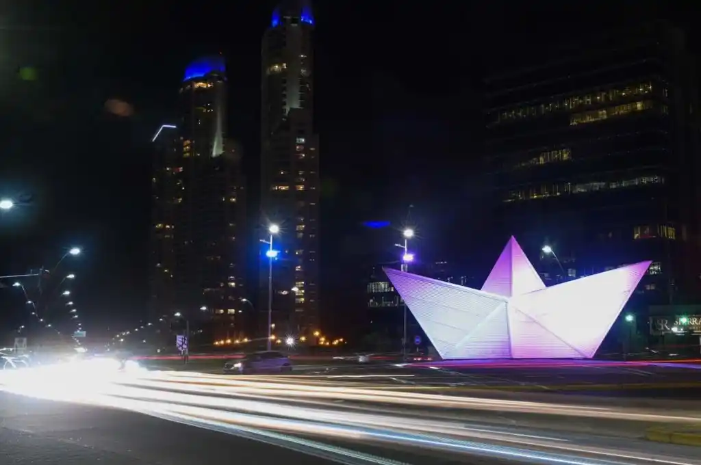 Asalto en la costanera de Rosario: 8 delincuentes encañonaron a 3 amigos