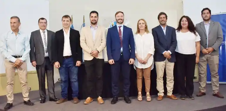 Francisco Azcué redujo un 45 % los cargos políticos