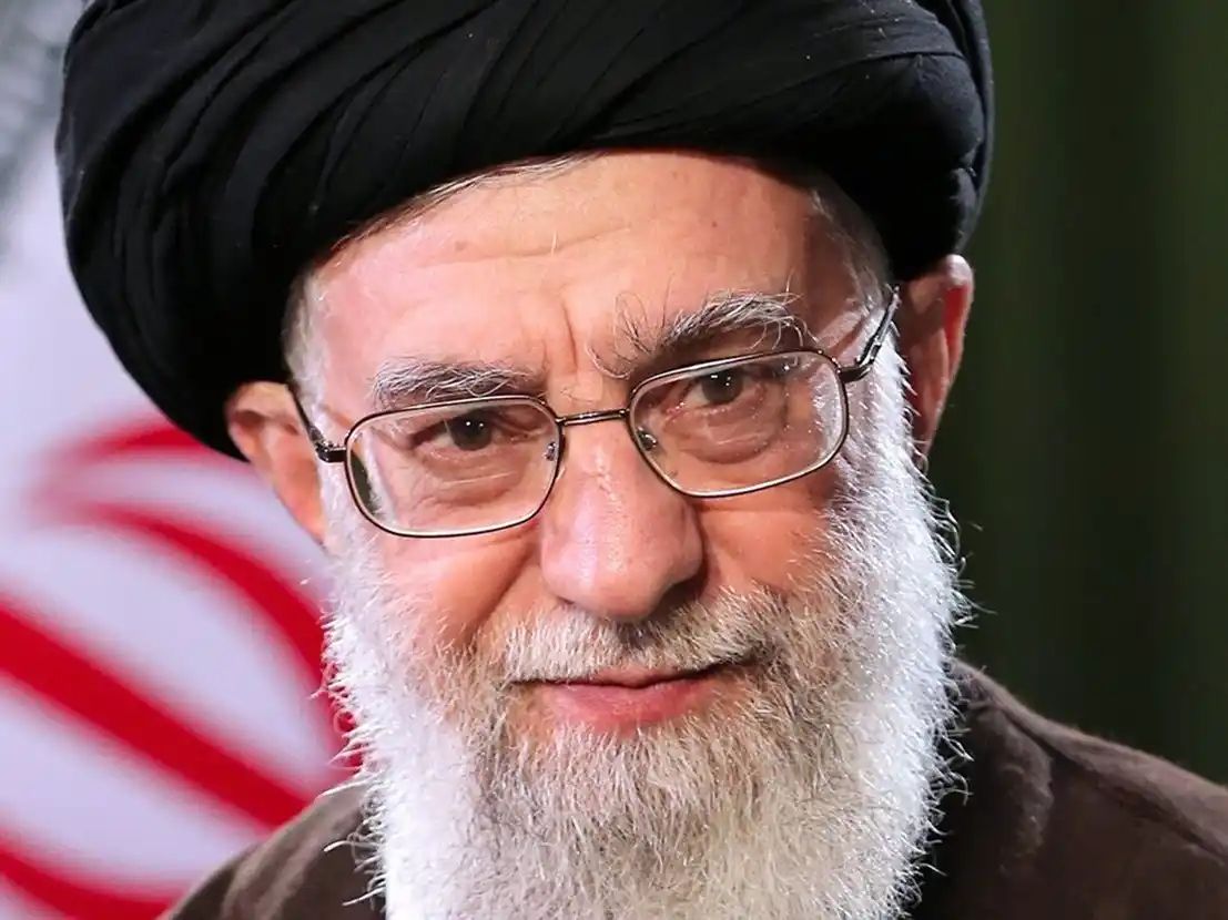 La situación se desarrolla en un contexto de tensión regional y global, con reacciones diversas entre la comunidad internacional mientras se espera información más clara sobre el paradero real de Jamenei y las consecuencias del ataque.