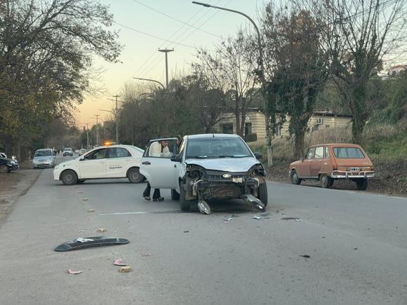 [VIDEO] Accidente en la costanera: motociclista herido tras chocar con un automóvil