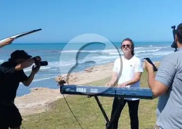 Una propia versión del Himno Nacional Argentino en la playa de Necochea.