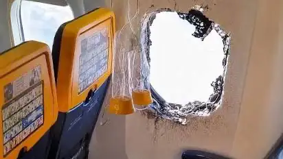 Así quedó la ventanilla del avión.