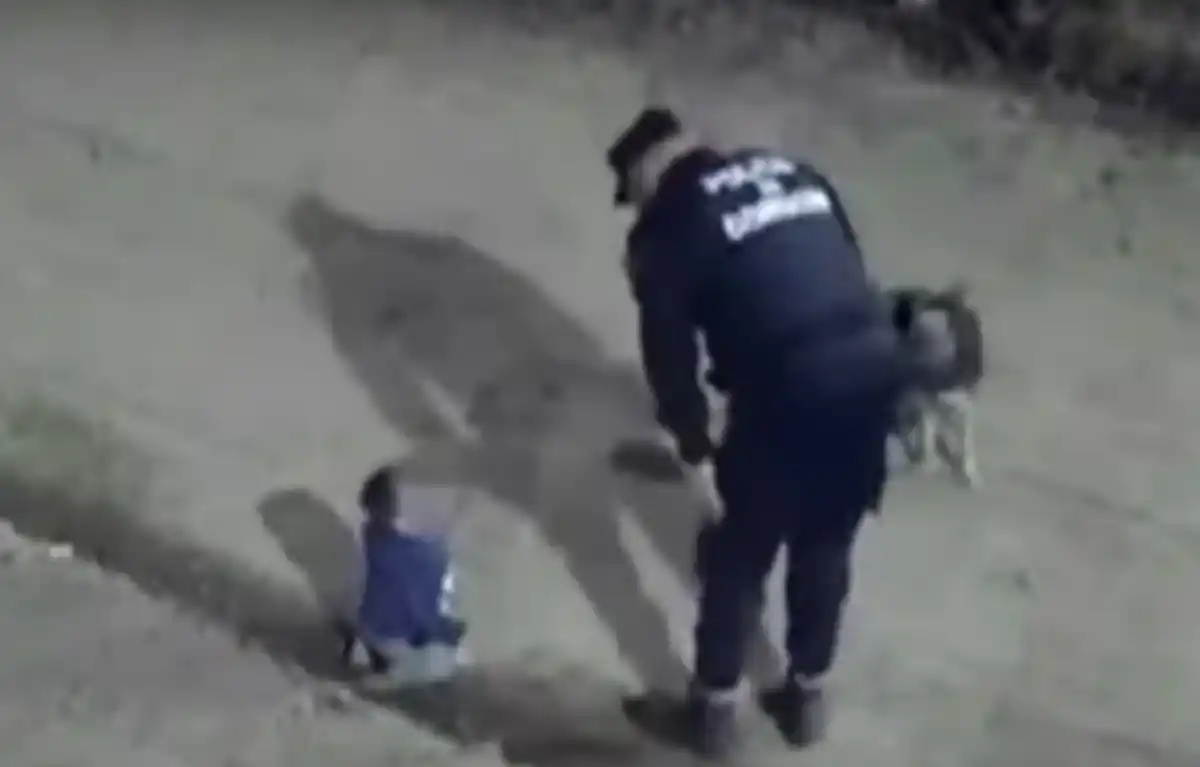 ¡EL PERRITO DE LA CASA NUNCA LO ABANDONÓ! Consiguen a bebé GATEANDO en horas de la madrugada fuera de su casa en Argentina (+VIDEO)