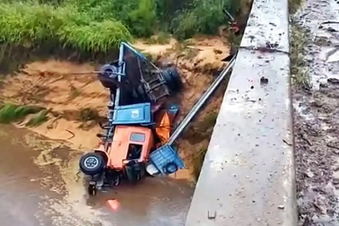 Un camión cayó de un puente en la Ruta 18 y obligó a cortar el tránsito en la zona