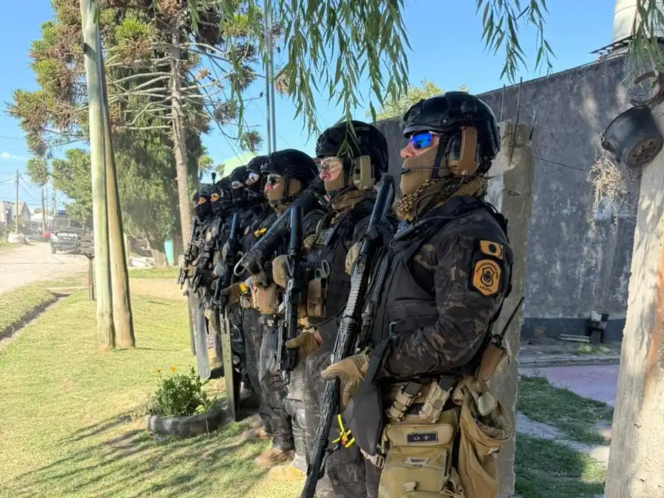 En el marco de una investigación por lesiones y amenazas agravadas, incautaron armas de fuego, municiones y un equipo de comunicación.