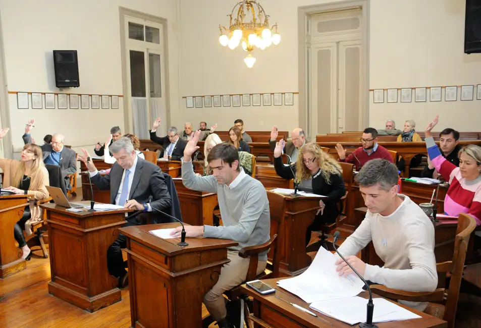 Economía trató el proyecto de la  oposición para bajar las tasas y proteger el empleo