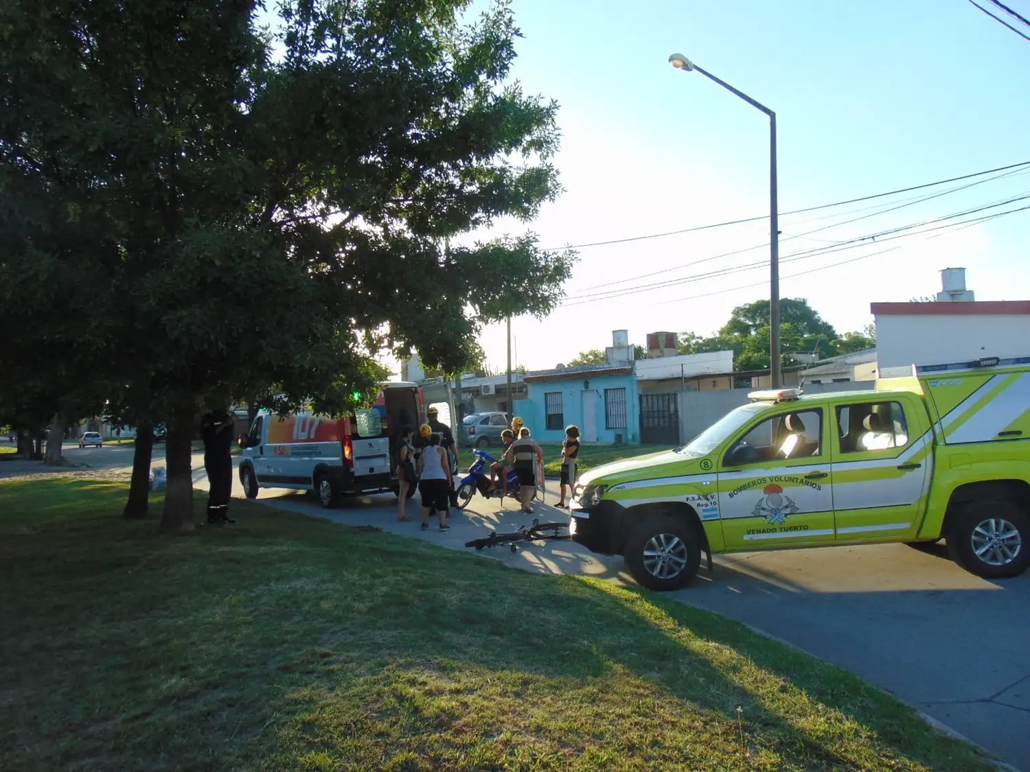 Personal de tránsito y emergencia trabajaron en el lugar. Foto: BVVT