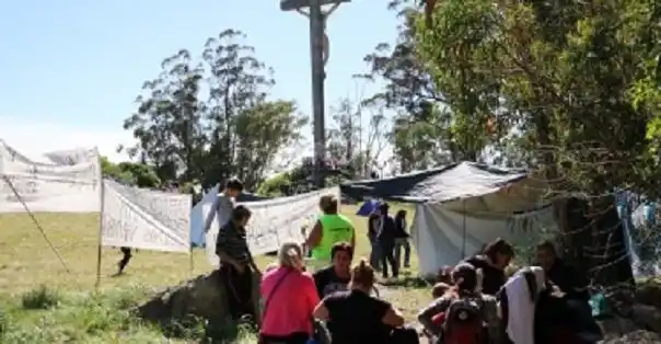 Tandil: Acampe contra Lunghi en el Monte Calvario