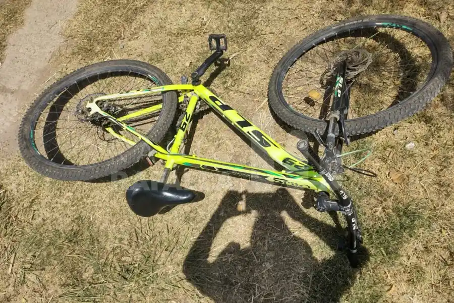 En actitud muy sospechosa, dejó una bicicleta abandonada en una obra en construcción