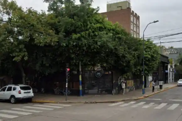 Descubrieron a cuatro menores de entre 12 y 13 años que rompieron un cerco y entraron a un bar de Pichincha