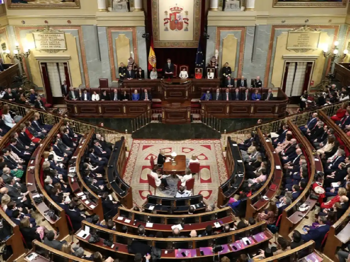 España aprobó la ley que permite abortar a menores de 16 años sin permiso paterno