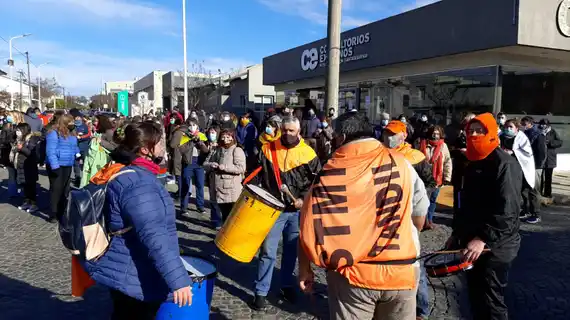 Con cortes de calles, trabajadores de la salud iniciaron el paro