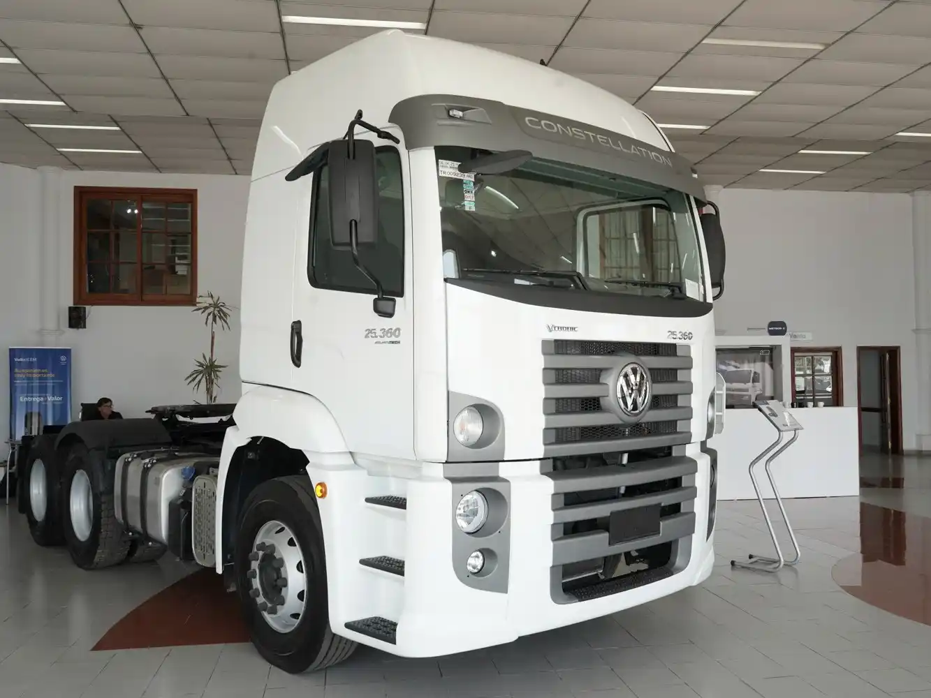 VW Constellation 25360